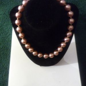 Pink pearls choker necklace.